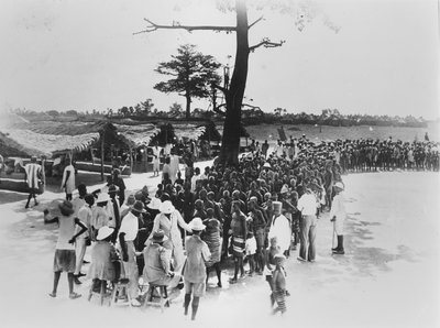 Buiten Vaccinatiesessie in Ivoorkust, ca. 1920-30 door Unbekannt Unbekannt